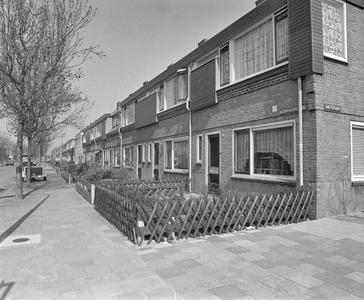 19377 Gezicht op de voorgevels van de huizen Boerhaavelaan 15 (rechts)-hoger te Utrecht, vanaf de Rietstraat.